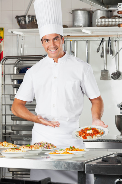 Male Chef Presenting Pasta Dish - Zdjęcie, obraz