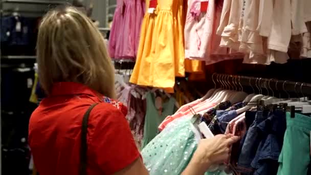Woman in a childrens clothing store. - Footage, Video