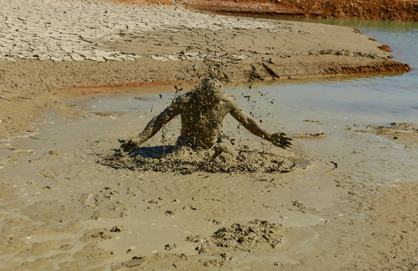 man die met de modder danste - Foto, afbeelding