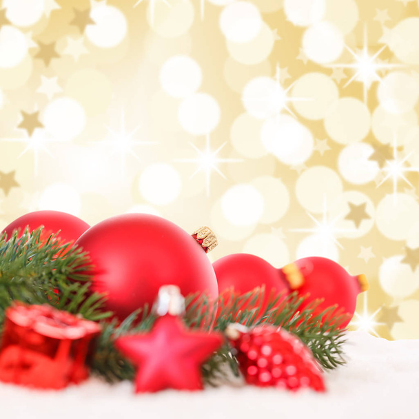 Vánoční koule červená zlatá dekorace ozdoby hvězdy náměstí sníh copyspace kopírovat prostoru text - Fotografie, Obrázek