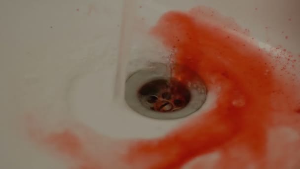 Γυναικείο χέρι πλύσιμο ξερά αίμα από το νεροχύτη, οικιακά τραυματισμοί, πρώτες βοήθειες - Πλάνα, βίντεο