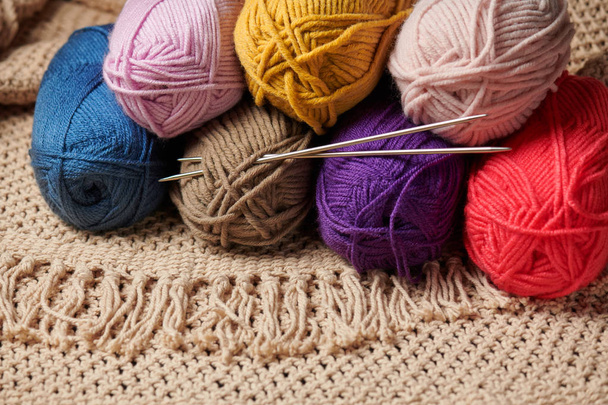 kuličky z vlněné vlákno pro pletení na dřevěné pozadí - Fotografie, Obrázek