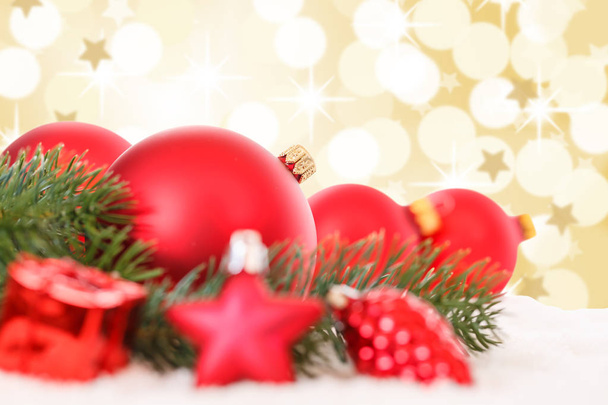 Palle di Natale rosso dorato decorazione bagattelle stelle neve copyspace copia spazio testo
 - Foto, immagini