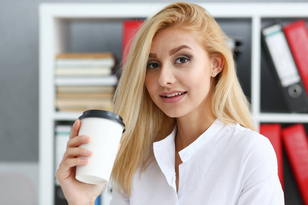 Χαμογελώντας επιχειρήσεων γυναίκα πίνοντας καφέ από χαρτί - Φωτογραφία, εικόνα