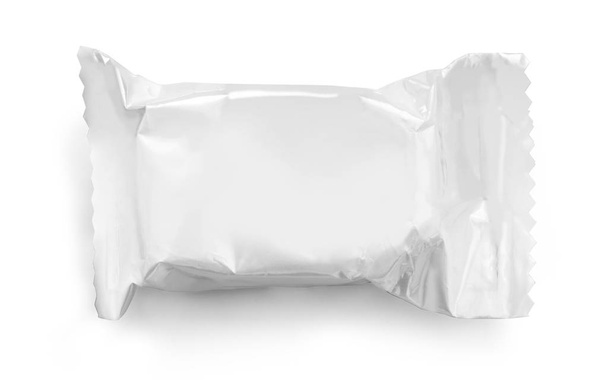 пустые пластиковые пакеты закуски упаковки изолированы на белом фоне с вырезкой пути
 - Фото, изображение
