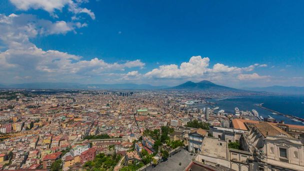 Panoramatický letecký pohled na město Neapol, Itálie a Vesuv - Fotografie, Obrázek