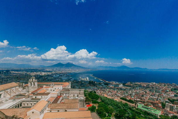 Panoramic aerial view of the city of Naples, Italy and Mount Vesuvius - Foto, afbeelding