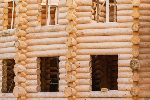 Le mur d'une maison en bois avec fenêtres
 - Photo, image