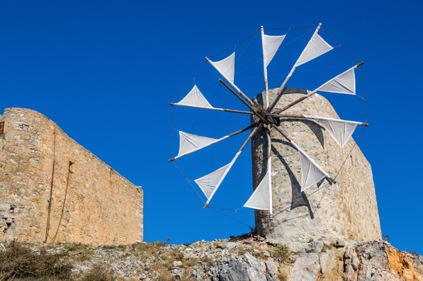 Moinhos de vento do Planalto Lasithi nas montanhas de Creta, Grécia
 - Foto, Imagem