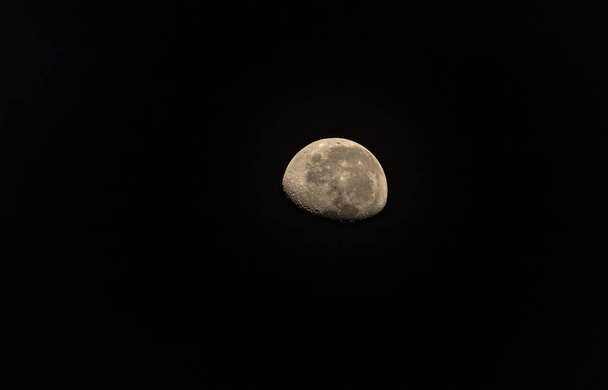 Μισό φεγγάρι στις 30 Σεπτεμβρίου 2018 - Φωτογραφία, εικόνα
