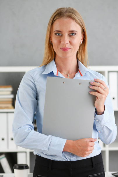 Biznes kobieta trzyma na piśmie tablet schowka - Zdjęcie, obraz