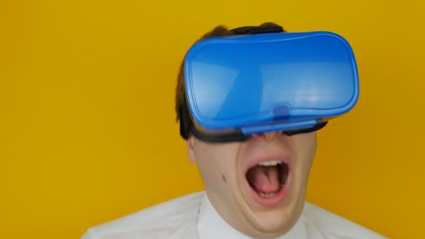 man in head-mounted display screams or shouts, virtual reality, hmd 360 - Materiał filmowy, wideo