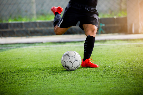 Piłka nożna gracz prędkości uruchamiania strzelać piłkę do bramki na sztucznej murawie. Mecz piłki nożnej gracz szkolenia lub piłki nożnej - Zdjęcie, obraz