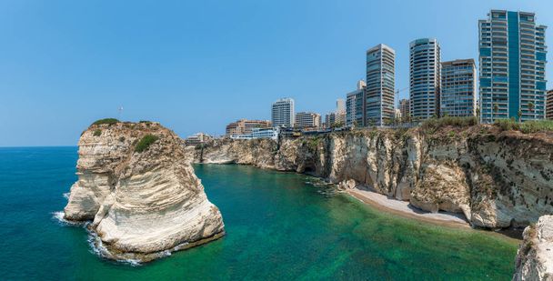 Skyline y Rouche rocas en Beirut, Líbano paisaje urbano en el mar durante el día en la ciudad capital Beirut Líbano
 - Foto, Imagen