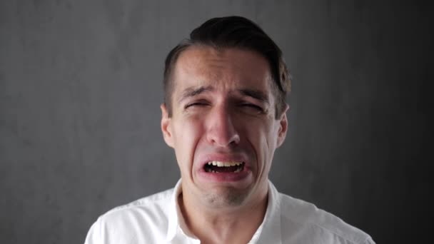 Muotokuva surullisesta miehestä itkemässä kyyneleet silmissä. Masentunut liikemies itkee. Epätoivoisena
. - Materiaali, video