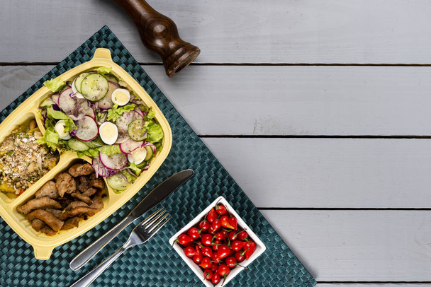 Gebakken kip en groenten met plantaardige farofa stroken. Braziliaanse lunchbox. Vooruit maaltijd voorbereiding of dieet concept. bovenaanzicht. - Foto, afbeelding