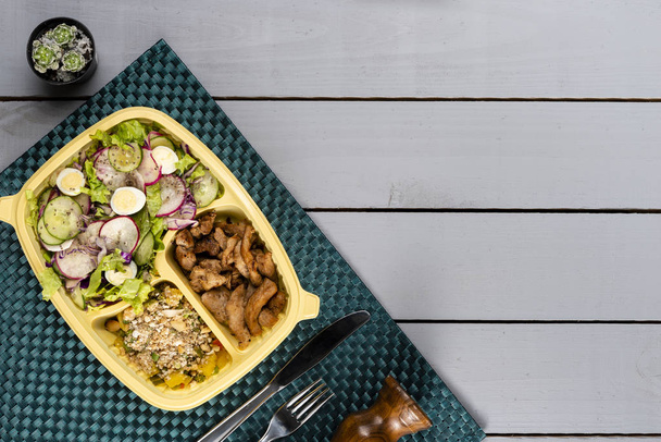 チキンのソテーと野菜の野菜 farofa のストリップ。ブラジルのランチ ボックス。先の食事の準備やダイエットのコンセプトです。トップ ビュー. - 写真・画像