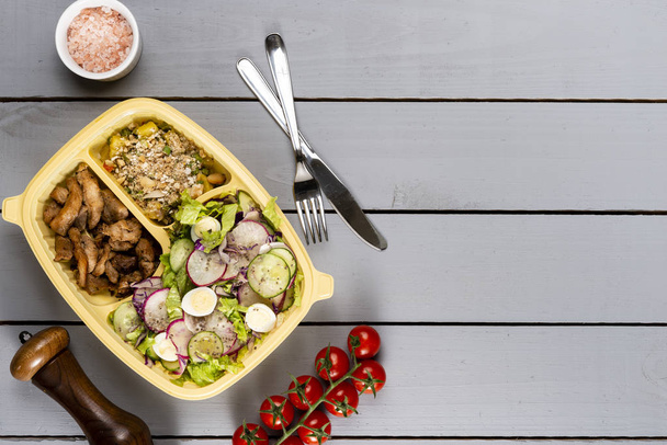 Streifen sautiertes Hühnchen und Gemüse mit Gemüsefarofa. brasilianische Lunchbox. Mahlzeitenzubereitung oder Diätkonzept. Ansicht von oben. - Foto, Bild