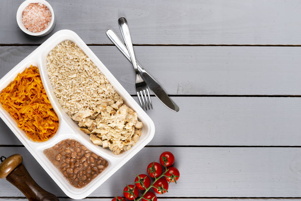 Bruine rijst en pompoen lokaas. Braziliaanse lunchbox. Vooruit maaltijd voorbereiding of dieet concept. bovenaanzicht. - Foto, afbeelding