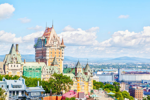 Wyświetlanie starych Quebec skyline i okolicę z Chateau Frontenac, Quebecku boardwalk i rzeki Świętego Wawrzyńca w Quebec, Quebec, Kanada. - Zdjęcie, obraz