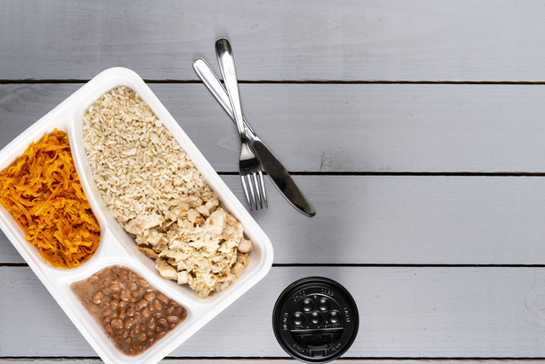 brauner Reis und Kürbisköder. brasilianische Lunchbox. Mahlzeitenzubereitung oder Diätkonzept. Ansicht von oben. - Foto, Bild