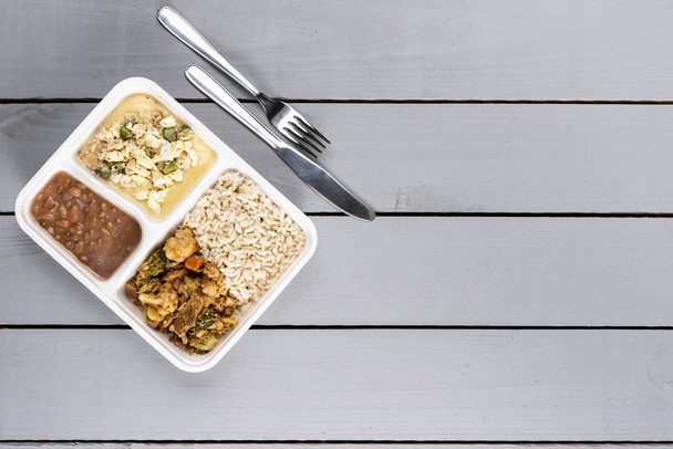 Fleisch Hackfleisch mit Gemüse und Polenta mit Spargel und Rührei. Brasilianische Lunchbox. Mahlzeitenzubereitung oder Diätkonzept. Ansicht von oben. - Foto, Bild