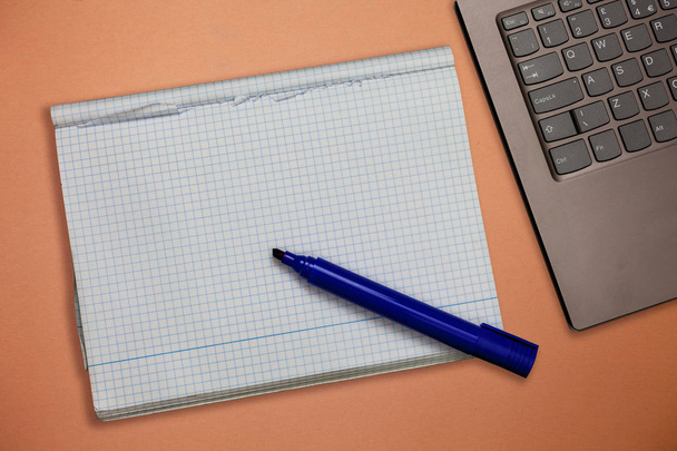 デザイン ビジネス概念ビジネスのウェブサイトのプロモーション バナー広告空オープン グラフのノートブックのノート パソコンのキーボードのキーパッドでソーシャル メディア広告青いインク マーカー ペン - 写真・画像