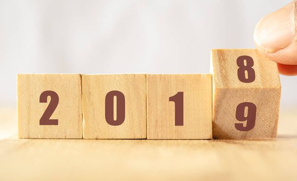 Hand Mann versuchen zu öffnen oder zu drehen, um den Trend Neujahr 2019 zu finden, frohes neues Jahr Konzept - Foto, Bild