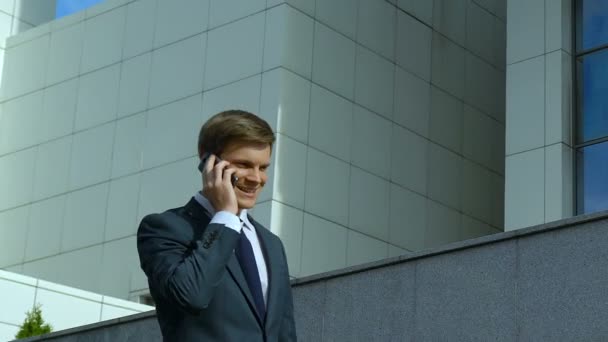 Executive dancing from happiness after good news on phone, successful deal - Séquence, vidéo