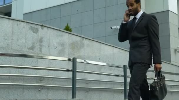Afro-american businessman shouting in phone, stressed with deadline, overworked - Video