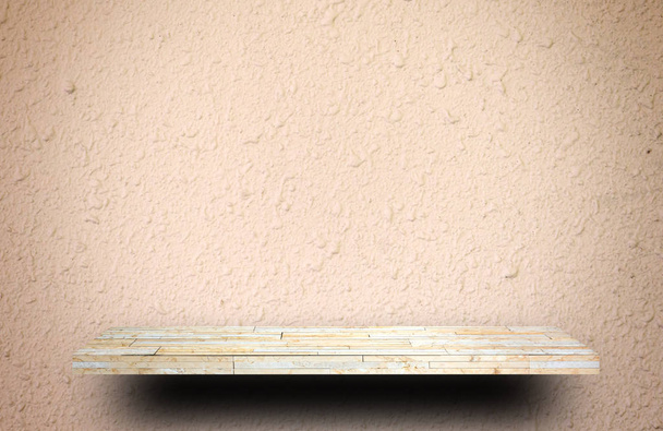 Regaltisch aus gelbem Stein auf cremefarbenem Zement für die Produktpräsentation - Foto, Bild