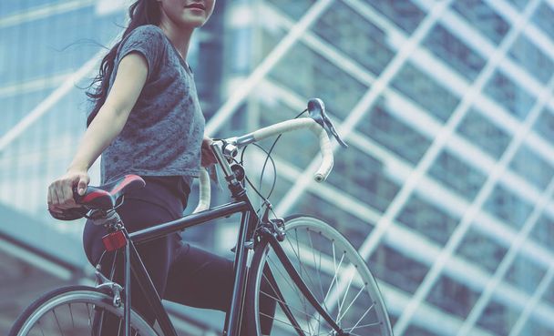 Sport femme porte son vélo dans l'escalier
 - Photo, image