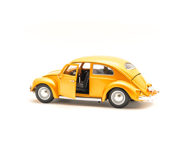 Γκρο πλαν studio που πυροβόλησε πορτοκάλι παιχνίδι αυτοκίνητο με ανοικτή πόρτα απομονωθεί σε λευκό φόντο, μικρό μεταλλικό μοντέλο αυτοκινήτου - Φωτογραφία, εικόνα