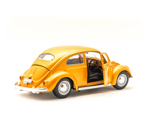 Studio van de close-up opname oranje speelgoedauto met open deur geïsoleerd op een witte achtergrond, kleine metalen Modelauto - Foto, afbeelding