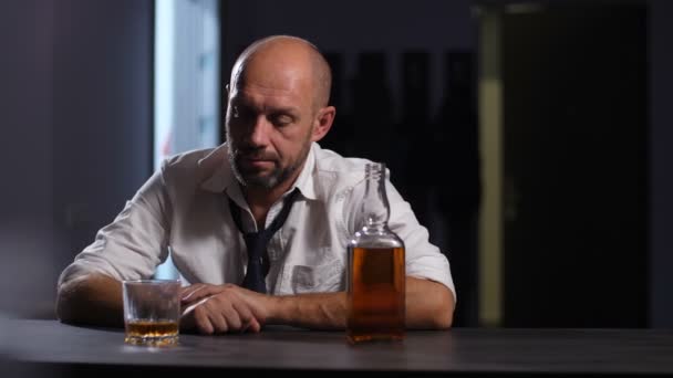 Hombre alcohólico en corbata inclinada cabeza en las manos
 - Imágenes, Vídeo