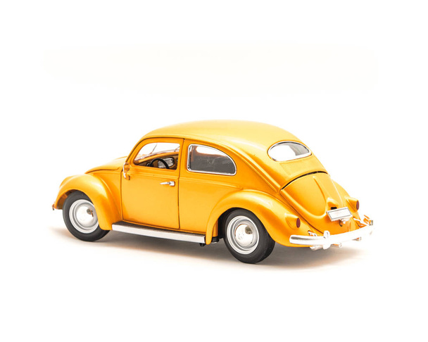 Studio opname oranje speelgoedauto geïsoleerd op een witte achtergrond, kleine metalen Modelauto - Foto, afbeelding