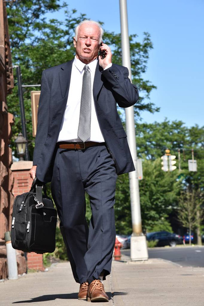 Business Man Using Phone Wearing Suit And Tie Walking - Фото, изображение