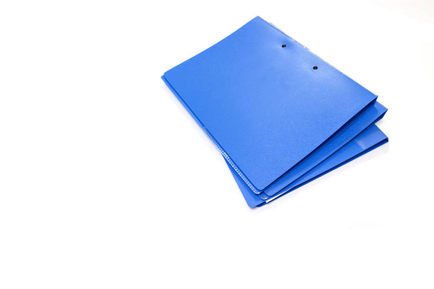 Folder plików niebieski i papieru na biały stół w biurze, artykuły biurowe koncepcja kopia miejsce - Zdjęcie, obraz