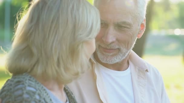 Éves férfi keres vonzó felesége, a nyugdíjas Csókos asszony, a romantikus dátum - Felvétel, videó
