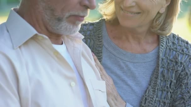 glückliche ältere Paare genießen jeden Moment der romantischen Date, Frau küsst Ehemann - Filmmaterial, Video