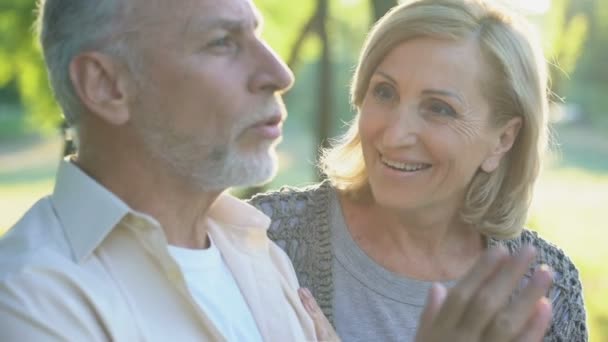 schöne Frau in seinen 60ern zärtlich küsst Rentner männlich, glückliches älteres Paar - Filmmaterial, Video