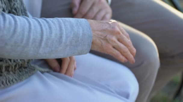 Gondoskodó nő ő 50-es években, gyengéden megérintette a férje arcát, a kapcsolat és a szerelem - Felvétel, videó
