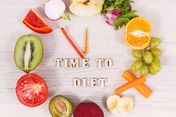 Ρολόι από φρέσκα ώριμα φρούτα και λαχανικά που περιέχουν φυσικά μέταλλα και βιταμίνες, χρόνο για διατροφή και υγιεινή διατροφή έννοια - Φωτογραφία, εικόνα