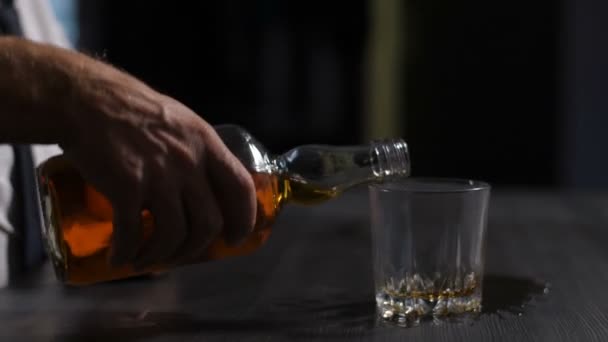 Mužské ruky doplňování sklenice s nápojem, alkohol - Záběry, video