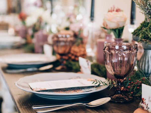完璧な結婚式の装飾。結婚式の花のテーブルの装飾 - 写真・画像