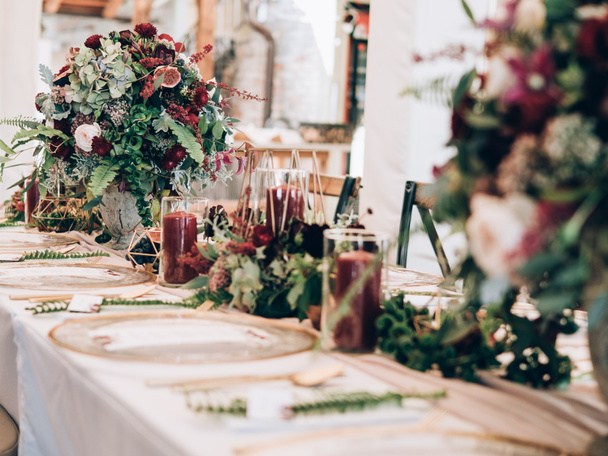 Idealny ślub Dekoracja. Kwiatowe dekoracje stołu na ślub - Zdjęcie, obraz