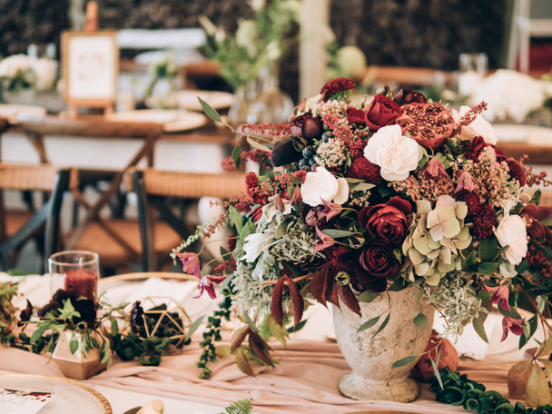 Mükemmel bir düğün dekorasyon. Düğün için çiçek masa süslemeleri - Fotoğraf, Görsel