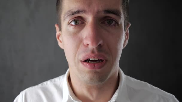 Muotokuva surullisesta miehestä itkemässä kyyneleet silmissä. Masentunut liikemies itkee. Epätoivoisena
. - Materiaali, video