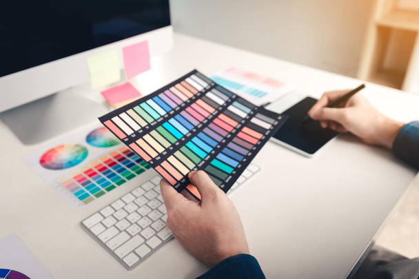 Dijital grafik tablet kullanma ve renk seyir grafik tasarımcı. - Fotoğraf, Görsel