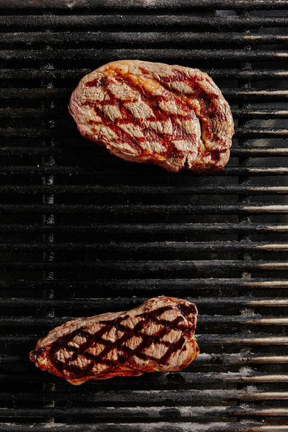 Hot Juicy Ribeye Steak on Barbecue Grill Background.  Bbq Entrecote Meat Top View - Foto, Imagen